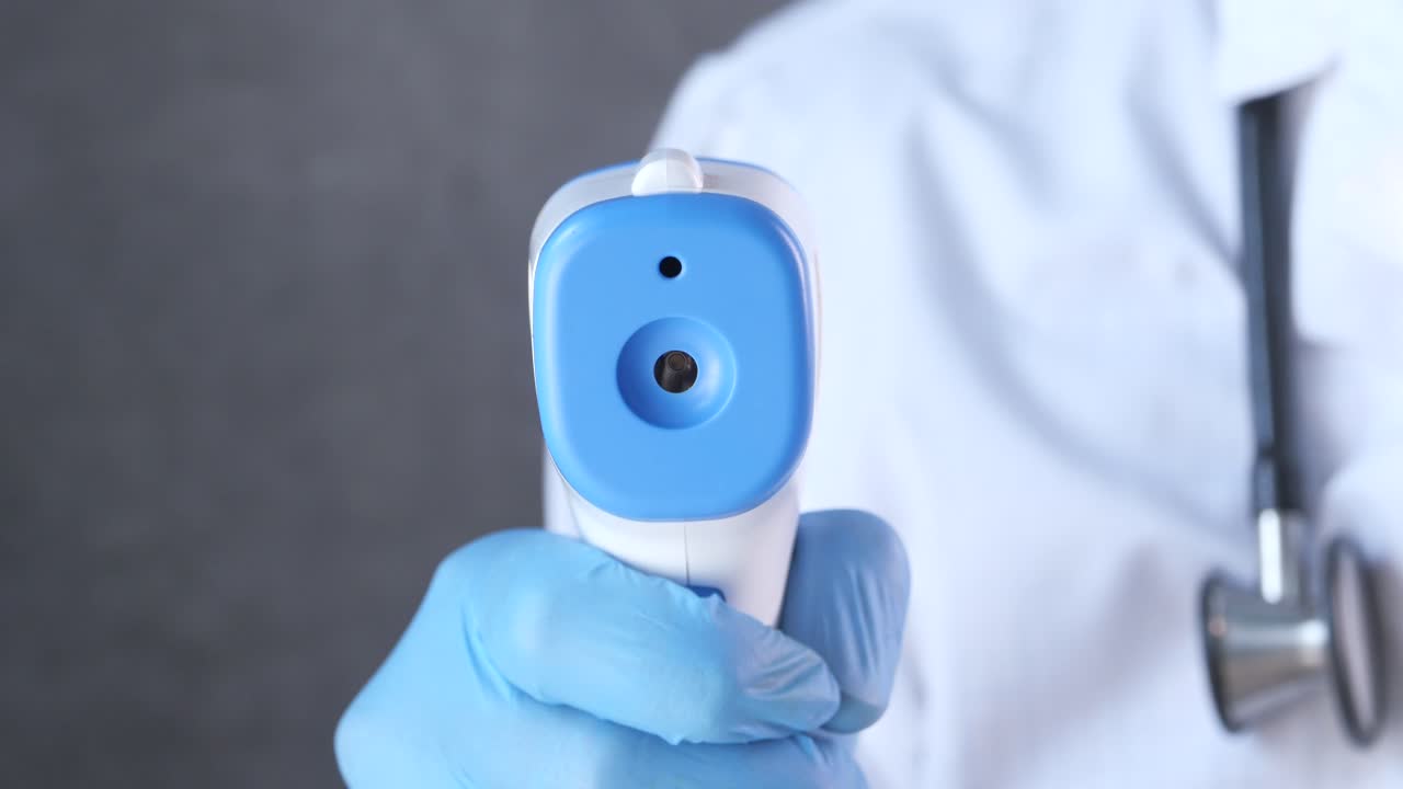 접촉하지 않는 온도계를 사용하는 의사