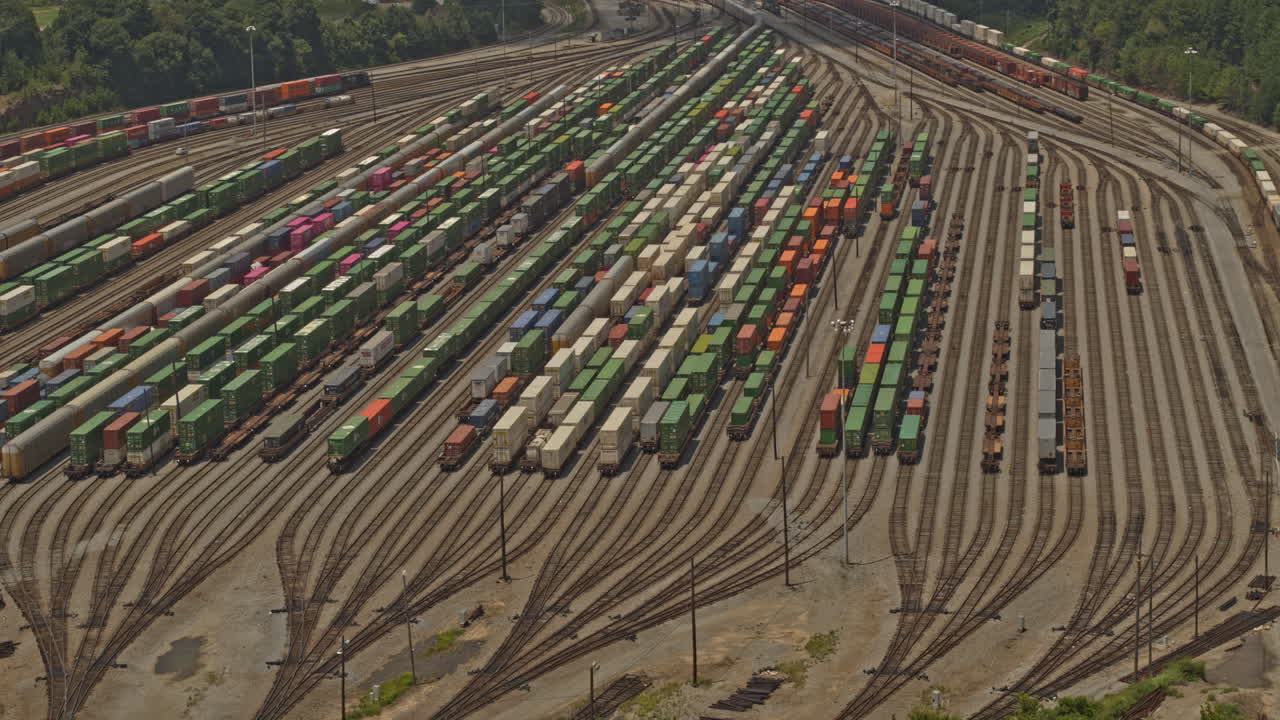 атланта джорджия воздушный v658 птичий взгляд на железнодорожный вокзал со многими грузовыми поездами - dji inspire 2, x7, 6k - август 2020