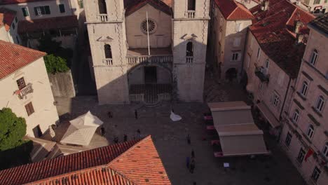 Sesión-De-Fotos-Romántica-De-Una-Pareja-Casada-Frente-A-La-Catedral-De-San-Trifón,-Kotor