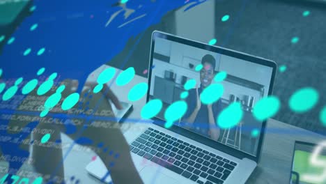 animación de gráficos, mapa y lenguaje informático, diversos compañeros de trabajo discutiendo en videoconferencia