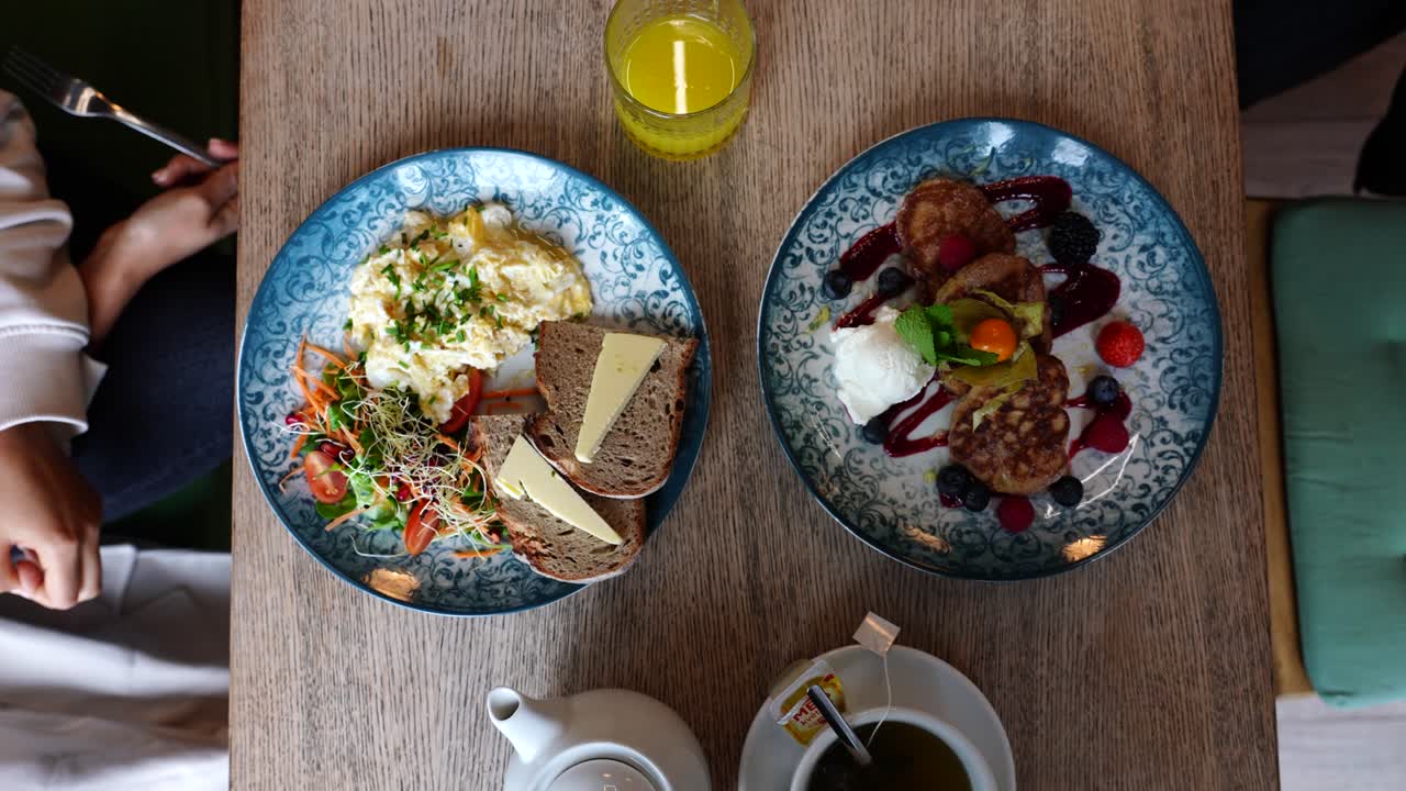 zoom suave de un plato de desayuno vegetariano saludable - huevos revueltos y panqueques