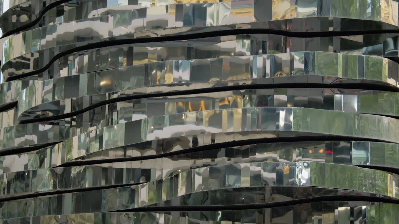 구부러진 금속 전면으로 반사적인 현대적인 건물