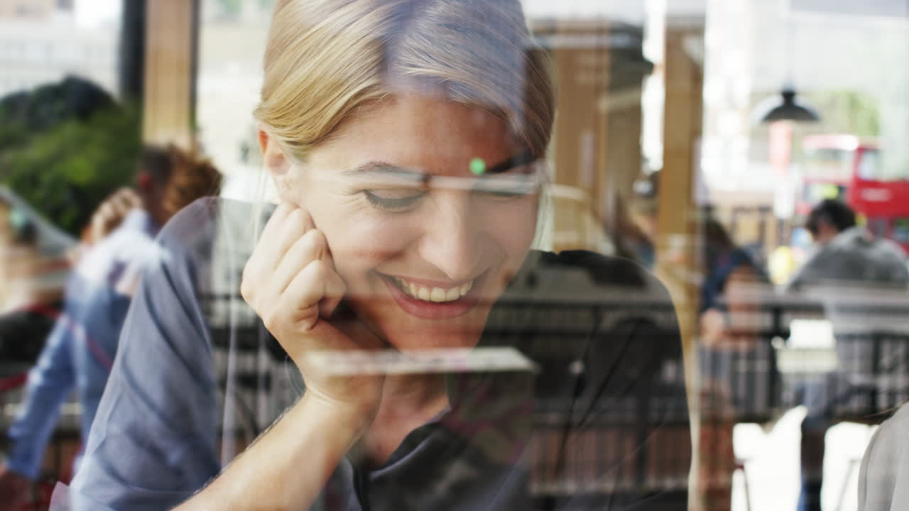 mujeres hablando en un café