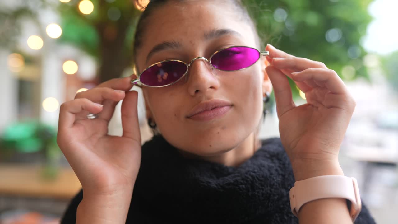 선글라스를 입은 젊은 여성