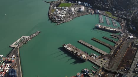 littleton, puerto de nueva zelanda con barcos y grúas, patio de contenedores, revelación aérea al horizonte