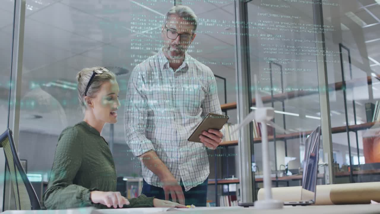 animación del procesamiento de datos sobre los empresarios caucásicos en la oficina