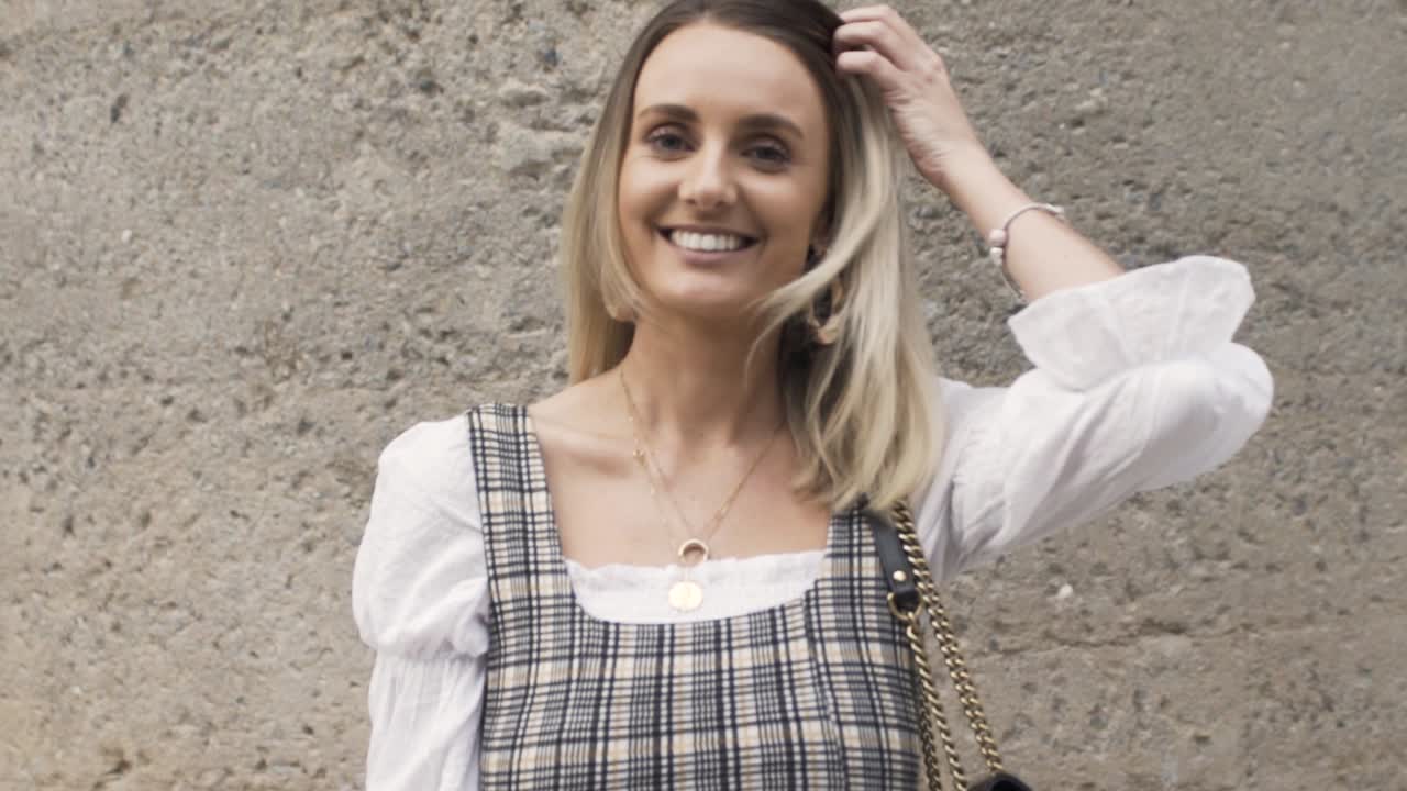 plano medio de mujeres sonriendo a la cámara y dando vueltas