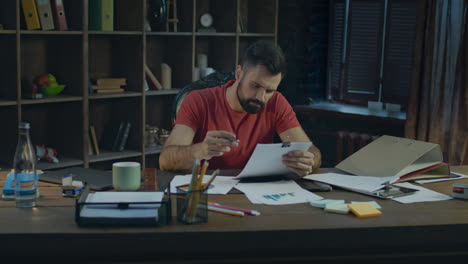 joven hombre de negocios trabajando en una oficina acogedora. papeleo en la oficina creativa