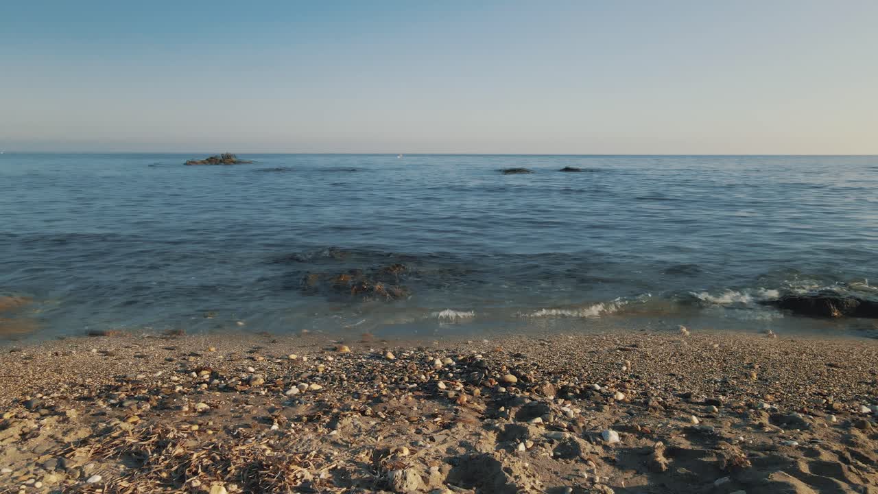 Bucle de cinemagraph de suaves olas oceánicas en la playa.