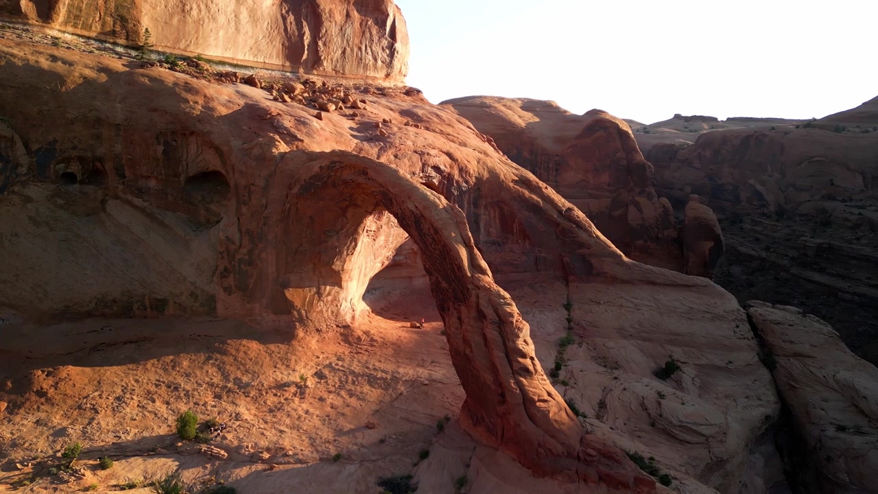 Filmato drone 4K che sorvola Moab, Utah, con l'iconico Arco Corona e il tortuoso fiume Colorado, catturando drammatici canyon di roccia rossa, paesaggi desertici e la bellezza panoramica del Sud-ovest