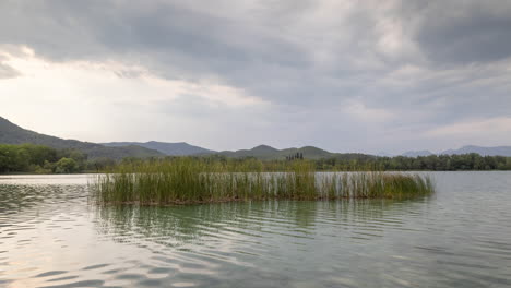 el lago de banyoles en cataluña, españa