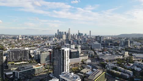 Vista-Aérea-Del-Paisaje-Urbano-Con-Rascacielos-Altos-Y-Modernos-En-La-Ciudad-De-Brisbane,-Qld,-Australia