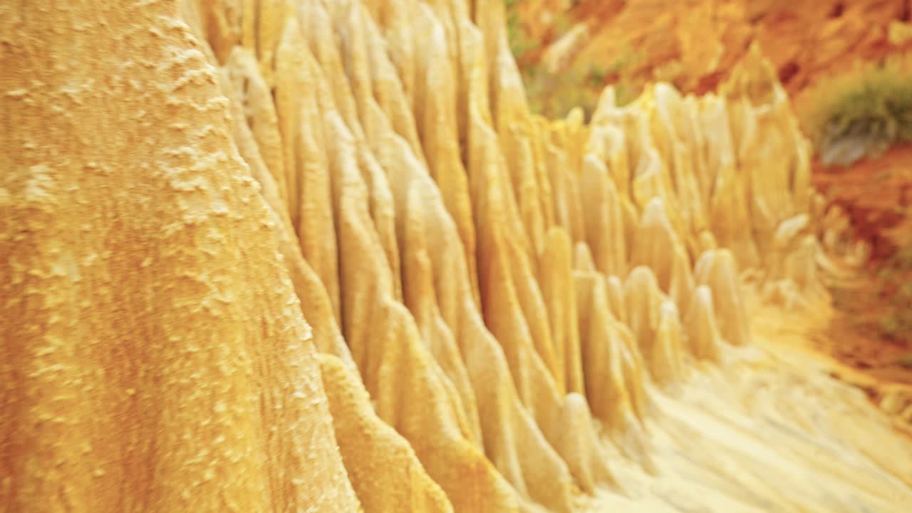 cerca del tsingy rojo la formación de piedra de laterita roja formada por la erosión del río irodo en la región de diana en el norte de madagascar, áfrica