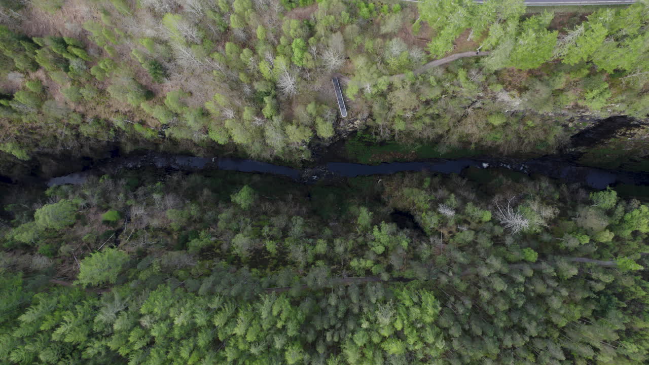 vista aérea de un avión no tripulado de la estrecha garganta de corrieshalloch rodeada de bosque en las tierras altas escocesas desde una gran altura