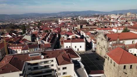 Fliegen-Sie-über-Das-Stadtzentrum-Von-Braga,-Portugal-03