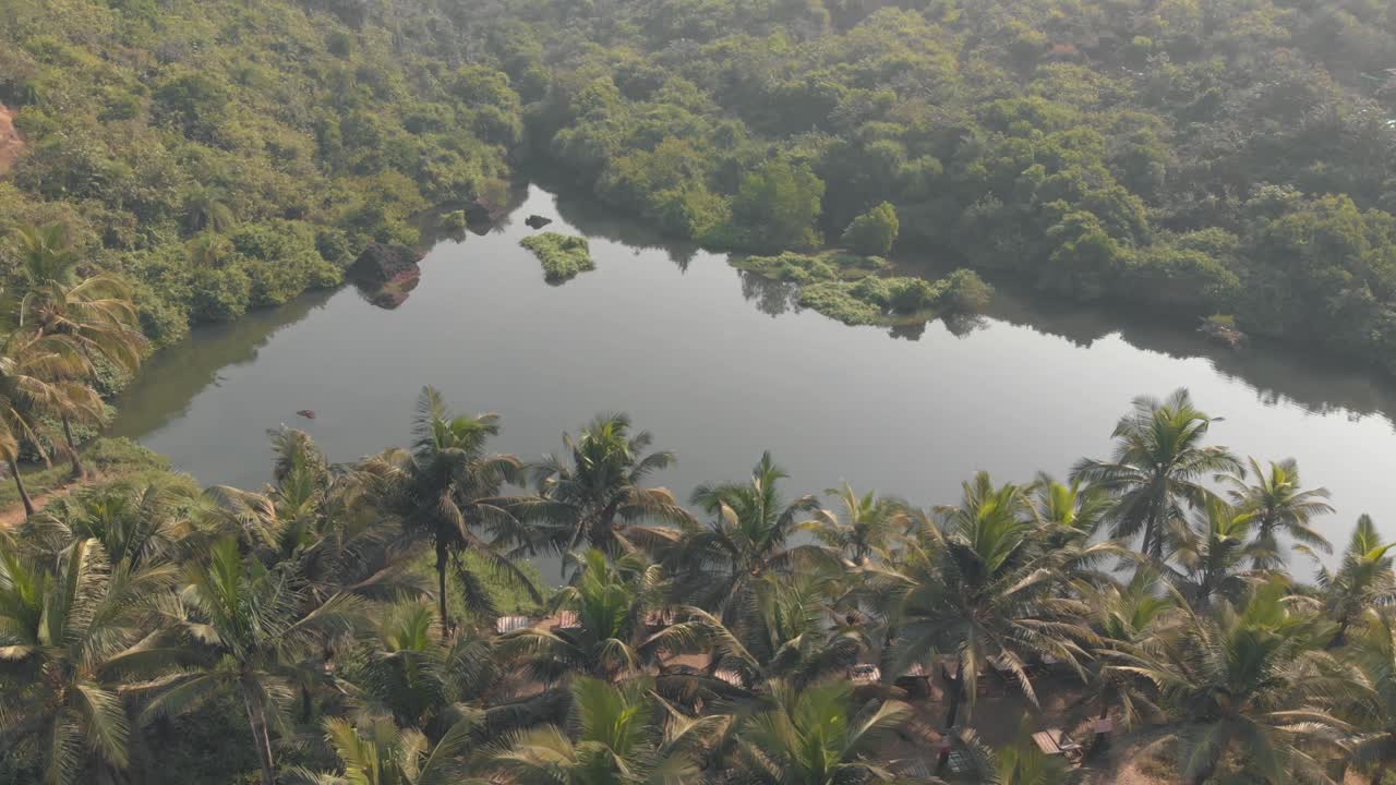 lago dulce en la playa de arambol, goa, india