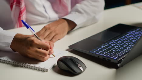 hombre en casa escribiendo la tarea