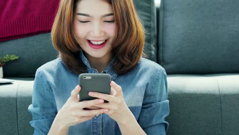 온라인 쇼핑 아이디어 개념 아름다운 아시아 여성은 행복과 기으로 스마트폰 상점에서 제품을 선택하고 선택하는 것을 즐기십시오.