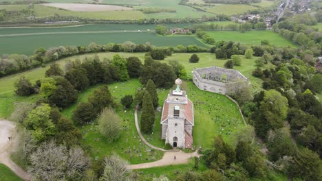 Hito-Famoso-De-La-Colina-De-West-Wycombe,-La-Iglesia-De-St-Lawrence-Bucks-Uk-Drone-Pov-4k