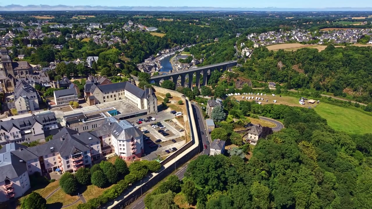 Viaducto en Dinan, Francia. Aéreo en retroceso