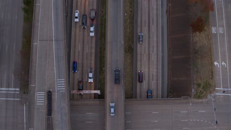 Vista-Panorámica-De-Los-Automóviles-En-La-Autopista-59-Sur-En-Houston,-Texas