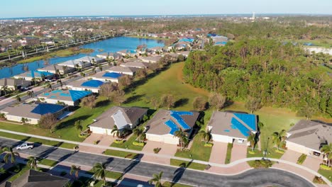 video de dron de 4k de lonas de techo en casas dañadas por el huracán ian en florida - 16