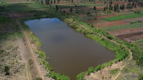 Vista-Aérea-De-La-Presa-En-El-Campo-Para-El-Sistema-De-Riego