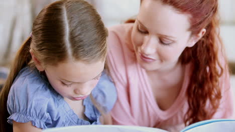 Madre-E-Hija-Leyendo-Un-Libro-Juntas