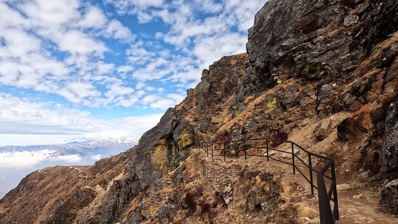 "desafiando las alturas