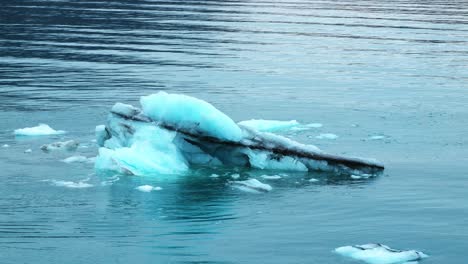 Pequeño-Iceberg-Recién-Parido-Del-Glaciar-En-Agua-Azul
