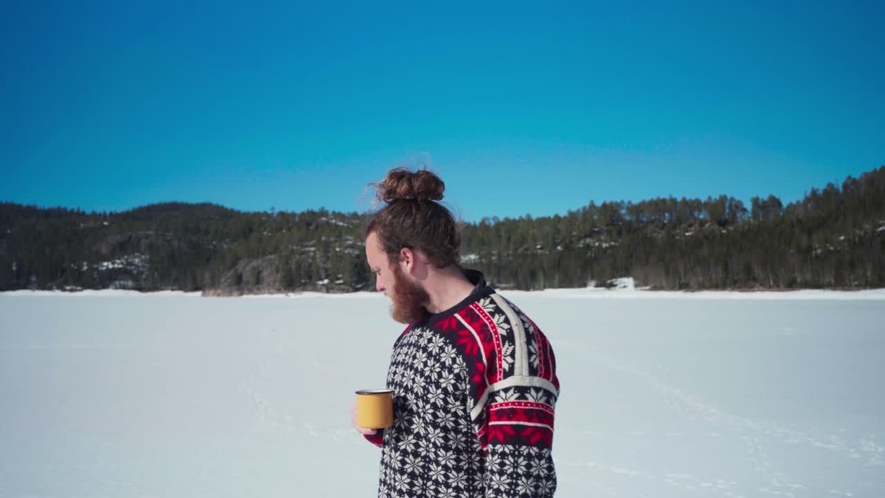 retrato de un hombre con barba bebiendo café al aire libre durante el invierno