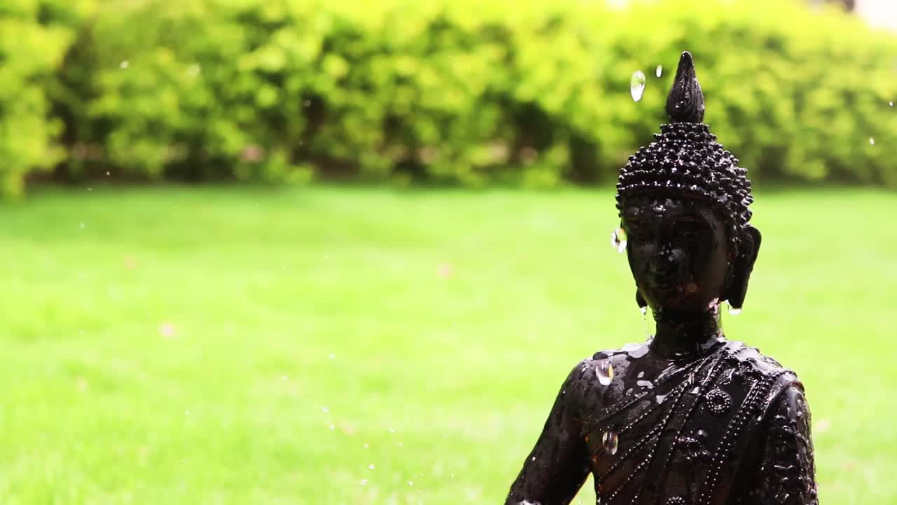 gautama buda, también conocido como gautama en sánscrito o en buda, o simplemente el buda, por el título de buda, fue un monje, mendicante, sabio y maestro en cuyas enseñanzas se fundó el budismo.