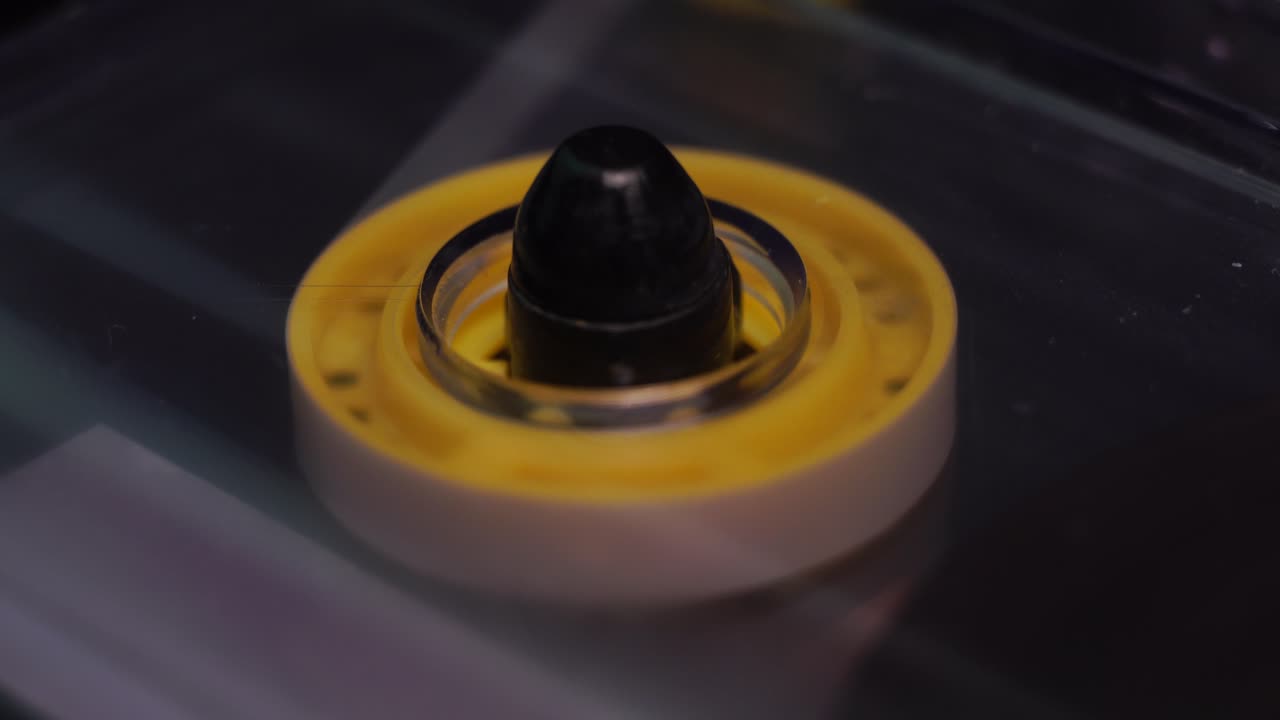 클로즈업, 오디오 카세트 테이프 릴은 재생에서 시작부터 회전