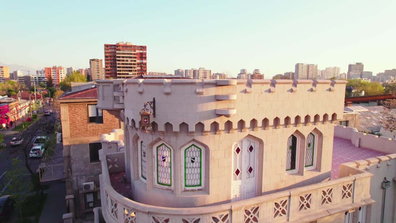 작은 요새, 세르미니 성의 세부 사항은 providencia 산티아고 칠레에서 일몰에 의해 조명됩니다.