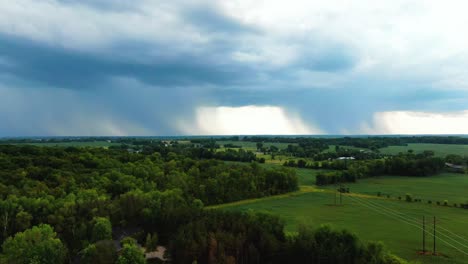 Appleton-Aéreo-Descendente,-Wisconsin,-Exuberantes-Tierras-De-Cultivo-Verdes-Con-Una-Gran-Nube-De-Tormenta-En-El-Horizonte