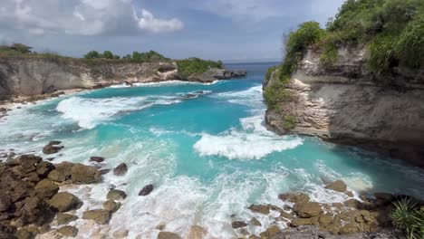 Soothing-Turquoise-Waves-at-Blue-Lagoon,-Nusa-Ceningan