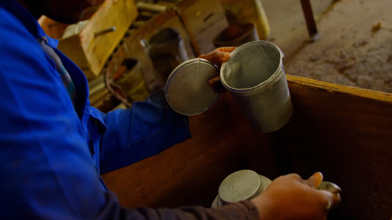 4k 워크 ⁇ 에서 금속 주조 페인팅 남성 노동자