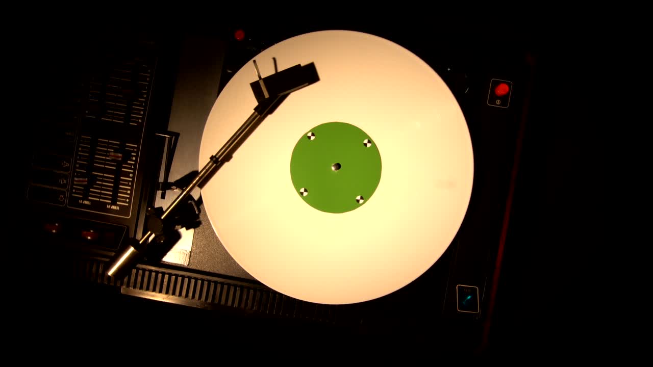 플레어 (pleur) 는 오래된 턴테이블 4k  뷰에서 노래를 재생합니다.