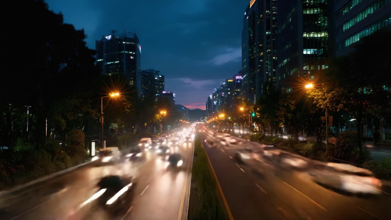 Un paesaggio urbano dinamico al crepuscolo: traffico che scorre per le strade urbane tra edifici vibranti e il cielo che cambia in una metropoli vivace.