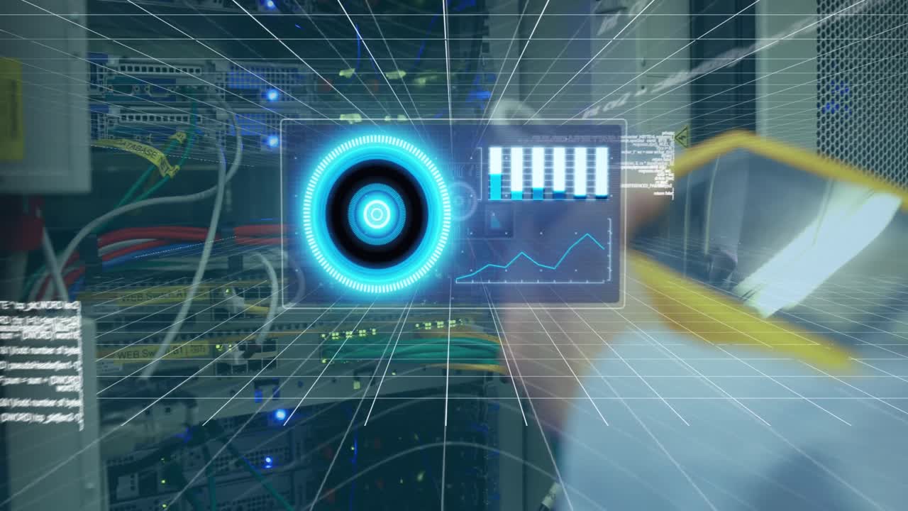 animación de la interfaz con el procesamiento de datos sobre la sección media del ingeniero masculino que trabaja en la sala de servidores