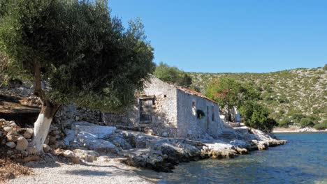 antigua estructura en la costa rocosa de la playa de agia sofia en la isla de kefalonia, grecia