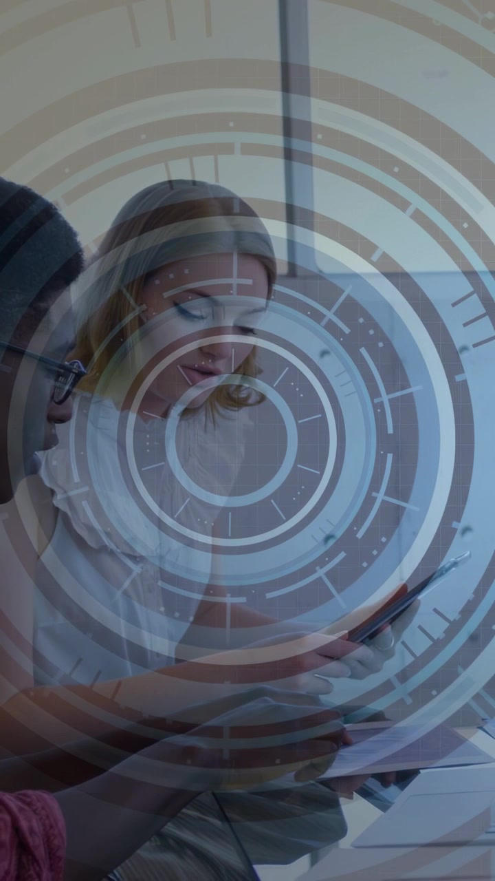 Video vertical: Hombre y mujer apoyados, la mujer tocando el teléfono, con una interfaz HUD tenue marcando documentos para negocios.