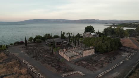 ruinas de la sinagoga de capernaum vista aérea de un avión no tripulado