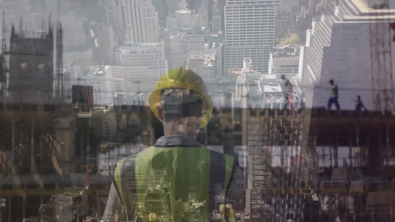 trabajador de la construcción mirando los planes de construcción
