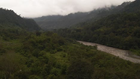 Orilla-De-Un-Río-Perdido-Entre-Las-Montañas