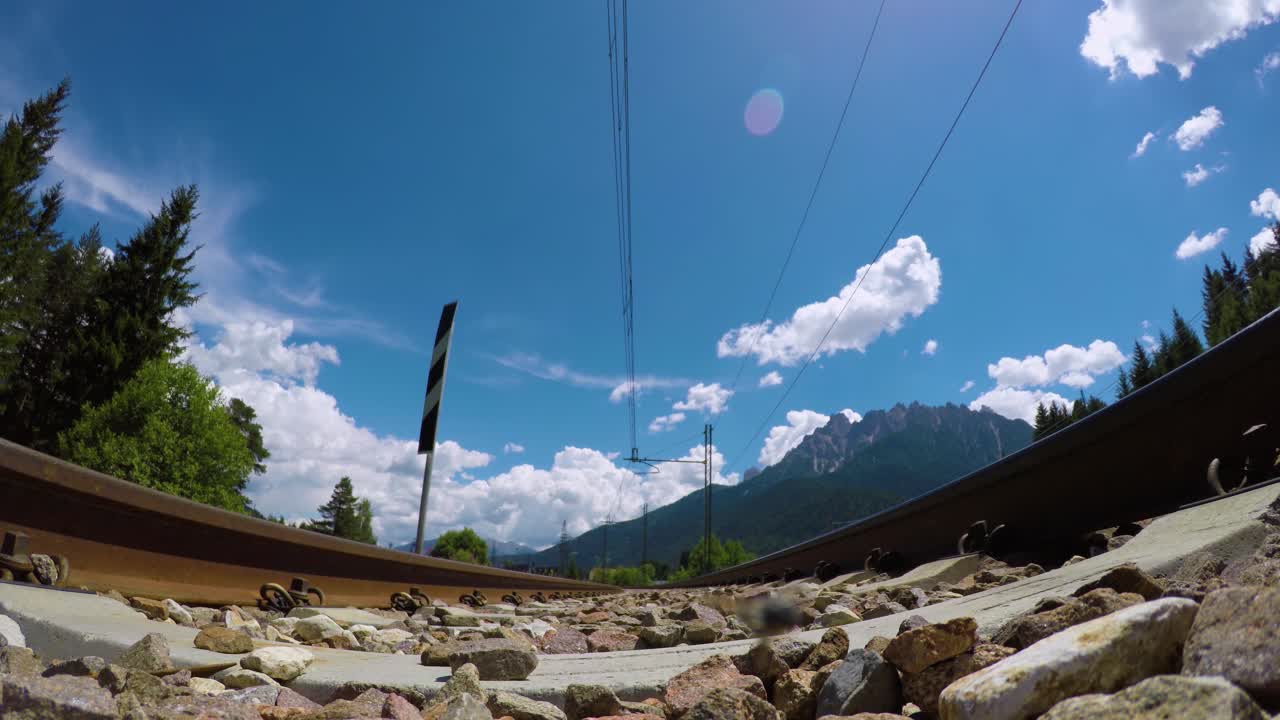 paso rápido de un tren de pasajeros en los rieles vista inferior. en el video hay sonido