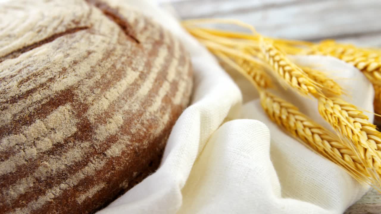 masa fermentada con granos de trigo en una mesa de madera