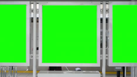 pantalla verde en blanco anuncios de transporte público paneles de tablero vacíos