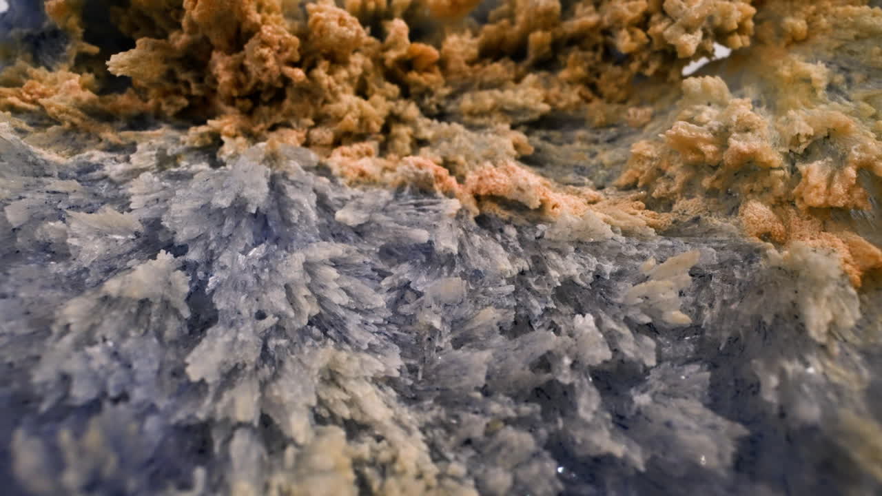 Tekstur af hjemmedyrkede saltkrystaller som baggrund – makro.