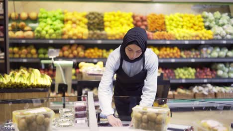 Muslimische-Frau-Ordnet-Die-Produkte-Im-Supermarkt-Neu